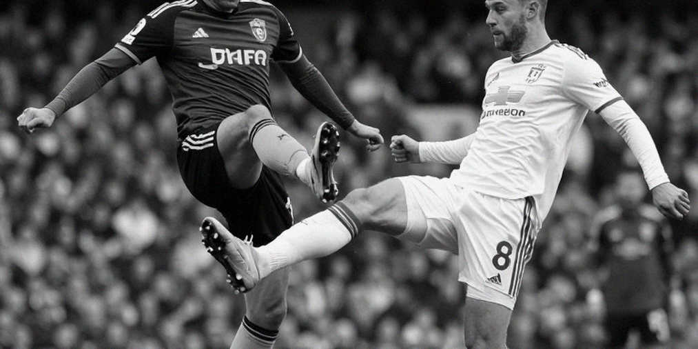 Mike Dean và cuộc tranh luận về công bằng trọng tài sau khi thừa nhận chơi trò chơi cá nhân