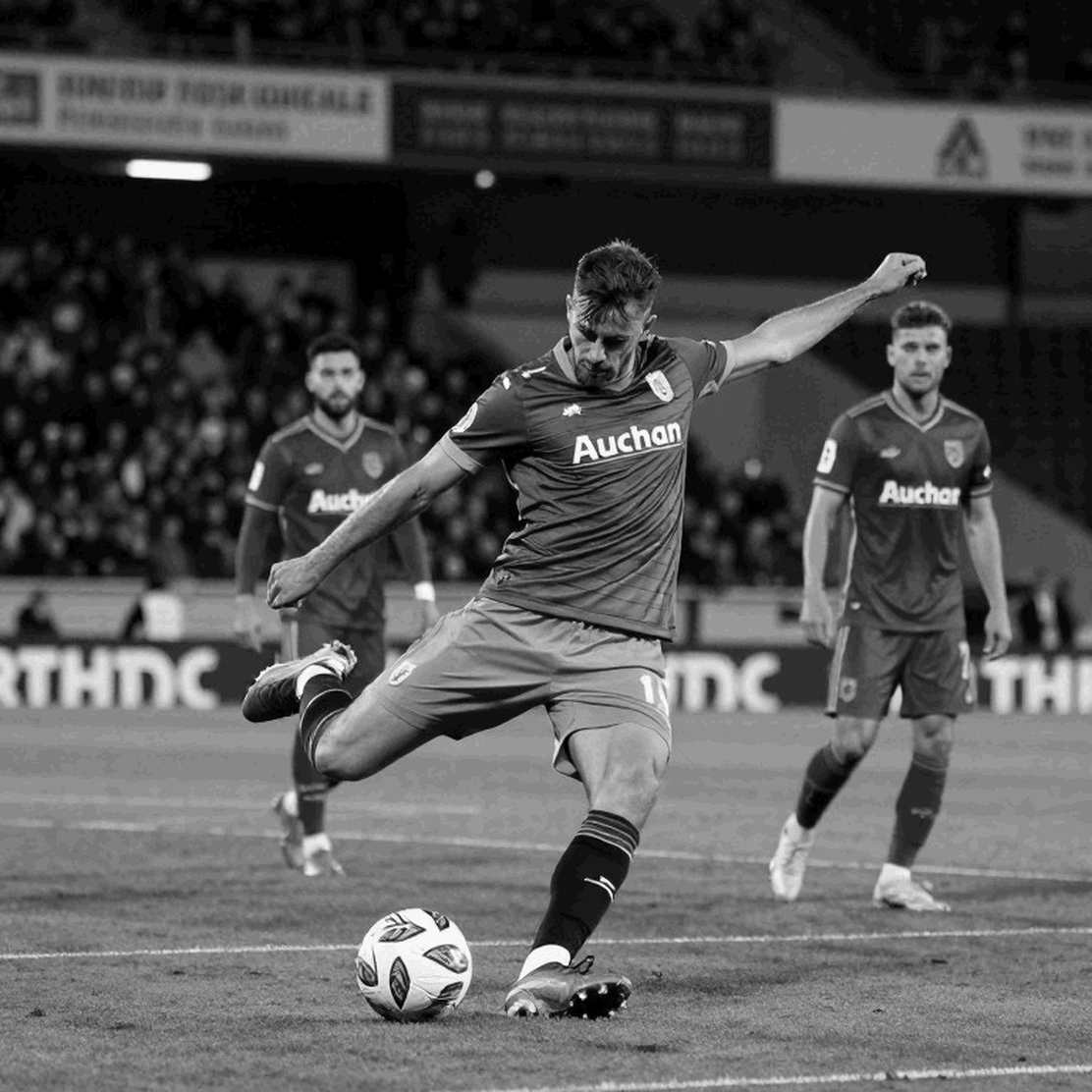 Cú tắc bóng chưa từng được dạy: V-League và khoảng trống giáo dục từ sân cỏ nhỏ